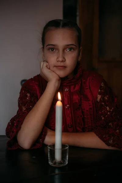 Weihnachten machen Wünsche, russische Weihnachtstraditionen Weissagung, Wahrsagerei mit Kerze. Porträt eines jungen Teenagers, der eine Kerze anzündet und sich zu Hause einen Wunsch erfüllt. — Stockfoto