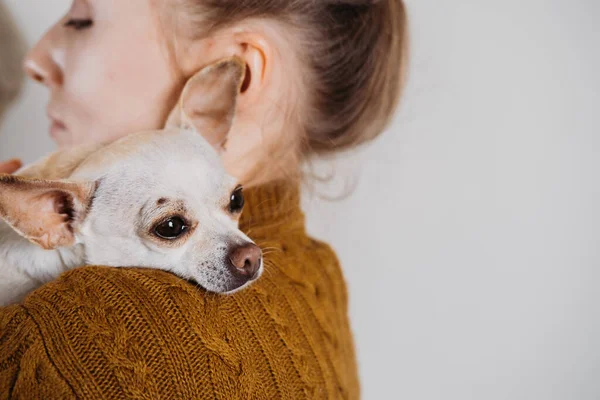 Pet love, adopcja bezdomnych psów, opieka nad zwierzętami domowymi i zwierzęcymi koncepcjami. Kochankowie zwierząt, Kochankowie zwierząt. Kobieta z psem ze schroniska w rękach. Szczeniak ze schroniska w nowym domu — Zdjęcie stockowe