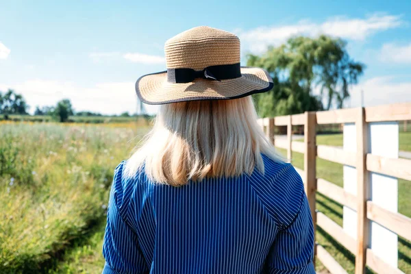 Cottagecore, Countryside aesthetics, Farming, Farmcore, Countrycore, slow life. Young girl in peasant dress and with flowers enjoying nature on country farm. Modern rural fantasy, pastoral aesthetic — Stock Photo, Image