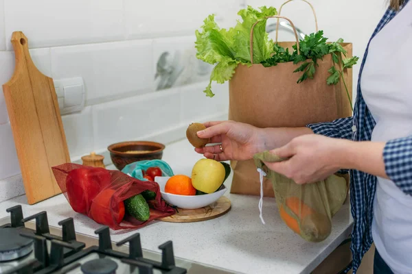 Tillaga hälsosamma måltider i hemköket. Hälsomedvetna förändringar, viktminskning, detox, kost, nyårslöften sparkar in — Stockfoto