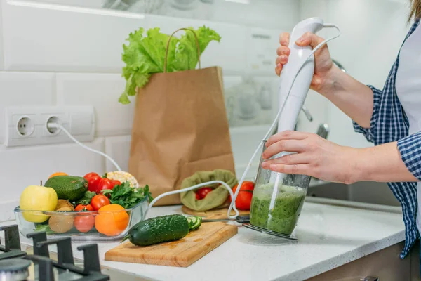 Tillaga hälsosamma måltider i hemköket. Hälsomedvetna förändringar, viktminskning, detox, kost, nyårslöften sparkar in — Stockfoto