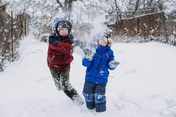 Attività invernali all'aperto per bambini. Bambini che giocano in periferia, raduno nel cortile d'inverno. Ragazzi divertirsi con la neve — Foto Stock