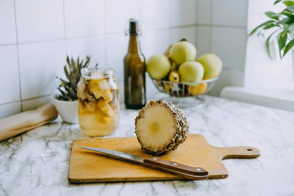 発酵させたパイナップルコームブチャドリンクテッシュ。自家製プロバイオティクススーパーフードパイナップル飲料の調理プロセス。瓶を飲み、家庭用キッチンでパイナップルをスライス — ストック写真