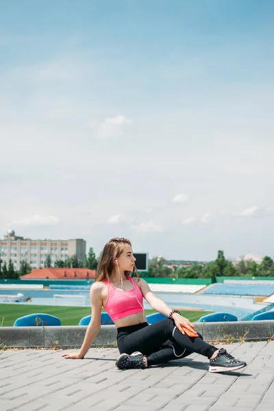 Teen Fitness, Aktywność fizyczna dla nastolatków. Młoda sportowa dziewczyna ma trening, bieganie, ćwiczenia na stadionie — Zdjęcie stockowe