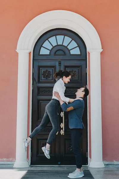 Pareja enamorada. Celebración del día de San Valentín, amor y citas concepto al aire libre. Pareja feliz y cariñosa caminando por la calle de la ciudad, abrazando y besando —  Fotos de Stock