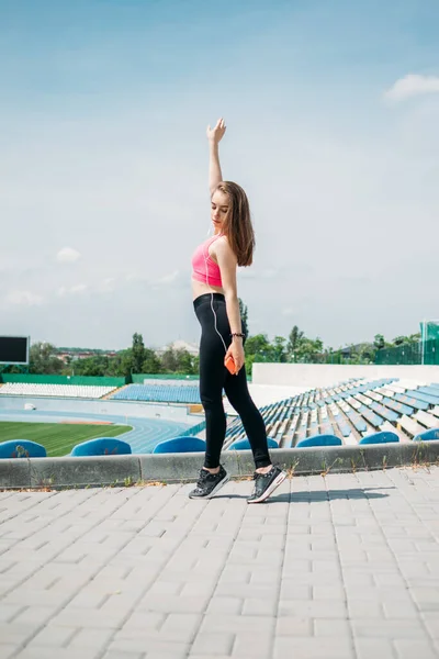 Teen Fitness, Aktywność fizyczna dla nastolatków. Młoda sportowa dziewczyna ma trening, bieganie, ćwiczenia na stadionie — Zdjęcie stockowe