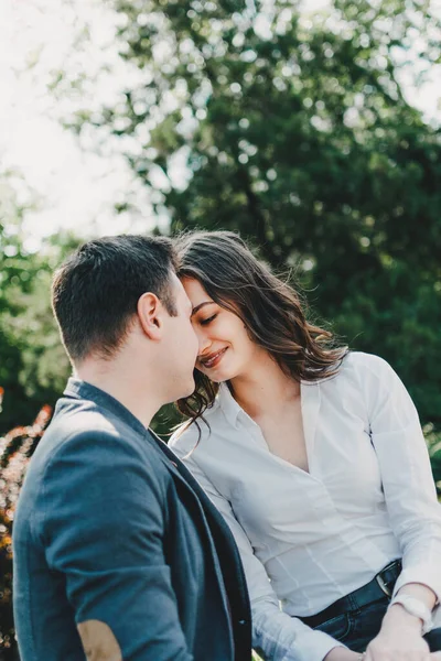 Um casal apaixonado. Dia dos Namorados celebração, amor e namoro conceito ao ar livre. Feliz casal amoroso andando na rua da cidade, abraçando e beijando — Fotografia de Stock