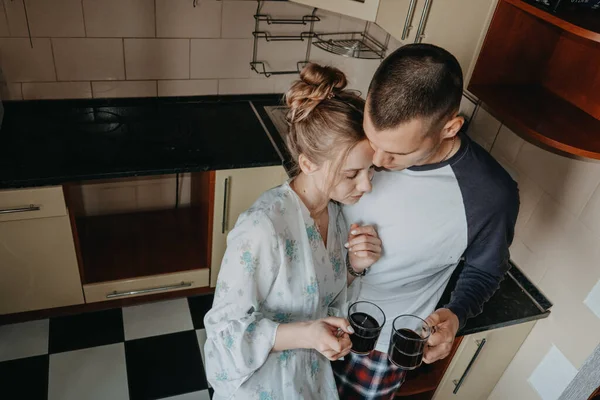 Día de San Valentín en casa. Relación romántica calidad tiempo. Pareja día lento pasado en el interior, beber café y abrazos en la cocina —  Fotos de Stock