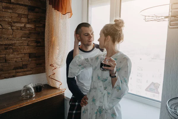 Día de San Valentín en casa. Relación romántica calidad tiempo. Pareja día lento pasado en el interior, beber café y abrazos en la cocina —  Fotos de Stock