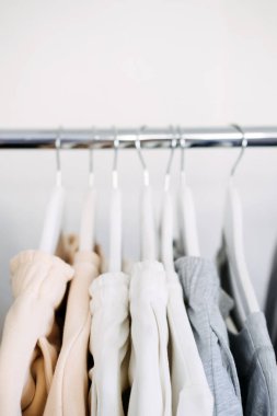 Dairesel Ekonomi, İkinci el, hızlı moda, sürdürülebilir moda. Birçok ikinci el elbise elbise askıya asıldı.