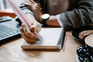 Yapılacaklar listesi, planlar, projeler, kontrol listesi, Üretim İşleri. Yapılacaklar listesi. Defterdeki kadın el yazısı notlarını kapat.