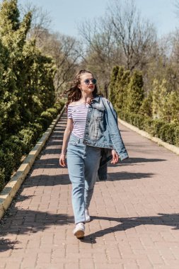 Açık havada, kıvırcık saçlı esmer genç kızın portresi. Latin, Latin, yaz günü parkta genç bir kız.