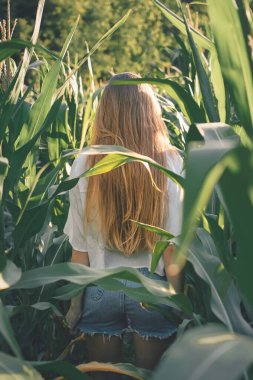 Sürdürülebilir moda, organik kıyafetler, ekoloji, sürdürülebilirlik, sorumlu moda, organik pamuk. Doğada çiçekleri olan doğal kumaştan yapılmış elbiseli genç bir kadın..