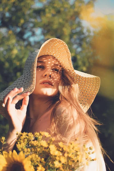 Doğal güzelliği kucaklamak, kendinizi şımartmak, cilt bakımı tavsiyeleri. Doğal güzelliğe sahip genç bir kadın güneşli bir yaz gününde doğanın tadını çıkarıyor.