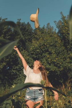 Değişen, yavaş yaşam, iş hayatı dengesi, refah, refah, sağlıklı yaşam tarzı. Vahşi çiçekli genç sarışın kadınlar doğanın tadını çıkarıyorlar.