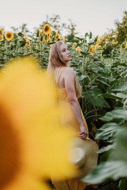 Farkındalık, pozitif akıl, şimdiki zamanda yaşamak, yavaş yaşam, farkındalık pratiği, depresyonu azaltmak. Arka planda genç sarışın bir kadının açık hava portresi.