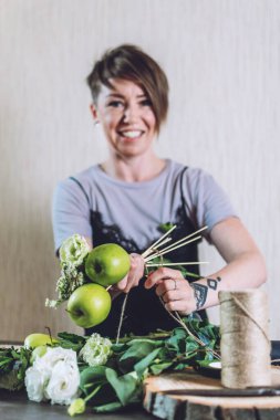Online Çiçek Tasarım Kursları, Çiçekçilik, Küçük işletmeler, Çiçek Düzenleme, Çiçekçilik trendleri. Çiçekçi kadın, organik çiçek, yenilebilir meyve buketi yaratma konusunda ustalık dersi veriyor.