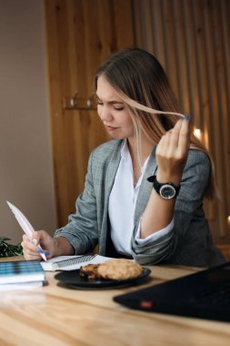Tembellik, tembellik, kendini kontrol etme. Öğrenciler ya da işçiler oyalanıyor. Sıkıcı tembel kız, kafede dizüstü bilgisayar ve not defteriyle vakit geçiriyor.