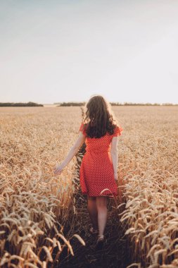 Salgın sırasında Doğa Akıl Sağlığını İyileştiriyor. Salgınla İlgili Psikolojik Sıkıntı Doğa ve Tedavi. Salgın Stresini Azalt. Doğa kökenli genç bir kadının açık hava portresi