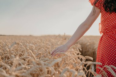 Salgın sırasında Doğa Akıl Sağlığını İyileştiriyor. Salgınla İlgili Psikolojik Sıkıntı Doğa ve Tedavi. Salgın Stresini Azalt. Doğa kökenli genç bir kadının açık hava portresi