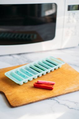 Çocuklar için Craft, Geri Dönüşümlü Pastel Boya, Eski Boya Kalemleri için Yeni Kullanım. Geri dönüştürülmüş ev fikirleri