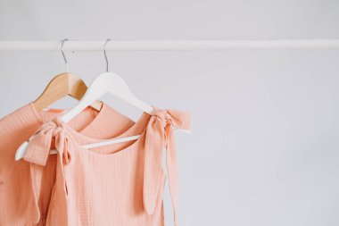 Muslin Eco Friendly Giyim, Organik Muslin Kıyafetler. Doğal renkler bej rengi geri dönüşümlü karton arka planda giyinir