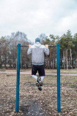 Açık hava barları ve paralel barlar egzersizleri. Sosyal açıdan uzak ayakkabı kampları. Halk parklarında grup antrenman kursları. Kadın ve erkek birlikte antrenman yapıyor. Sağlık, sağlık ve toplum
