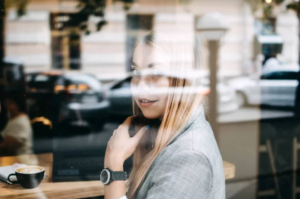 Ragazza premurosa, studentessa pensa sul posto di lavoro al bar. Creatore di contenuti professionali pensando al progetto, studente ricerca nuova ispirazione idea in ufficio caffè — Foto Stock