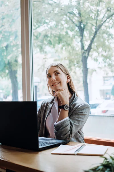 Mujer joven reflexiva, estudiante niña piensa en el lugar de trabajo en la cafetería. Creador de contenido profesional pensando en el proyecto, búsqueda de estudiantes nueva idea inspiración en la cafetería de la oficina — Foto de Stock