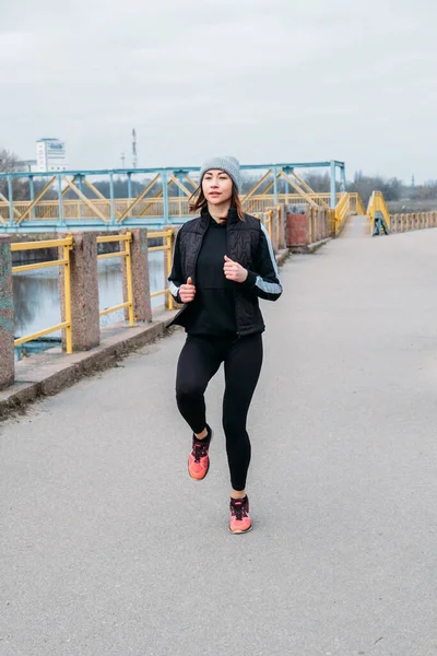 Rozgrzewka, rozgrzewka przed bieganiem, Prerun Warmup. Sportowa kobieta rozciągająca nogi przed joggingiem. Biegaczka robi rozgrzewkę przed maratonem — Zdjęcie stockowe
