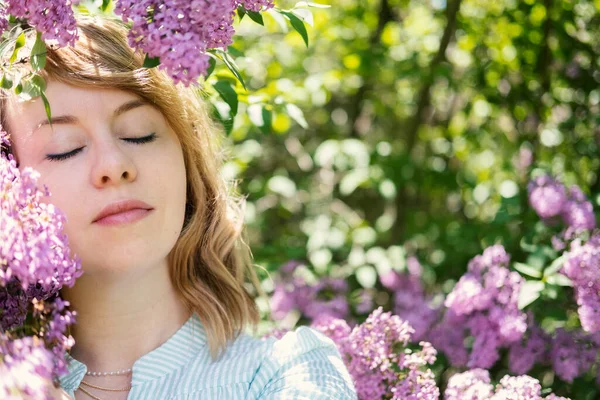 Autentico ritratto candido di donna bionda caucasica anni '30 anni' 40 con fiori lilla. 30 40 anni donna godendo la vita in fiori lilla sfondo della natura. Reinvenzione, Cambiamenti di vita, reinventarsi — Foto Stock