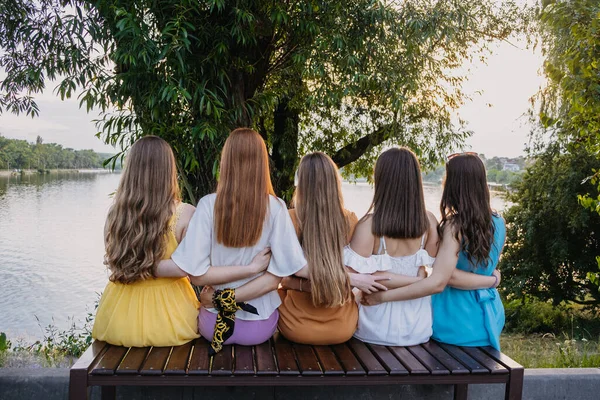 Grupo de mujeres jóvenes felices, amigas divirtiéndose en el fondo de la naturaleza de verano. Muchas amigas jóvenes juntas mirando el atardecer. Amistad femenina y concepto de amigos para siempre —  Fotos de Stock