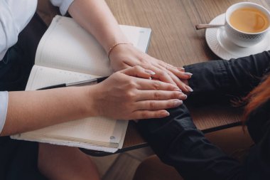 Empati, dostça destek, birbirimizin desteği ve kardeşliği. Kafede oturan arkadaşını teselli eden genç bir kadın. Kadın psikoterapist depresyondaki hastasını destekliyor..