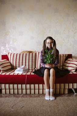 İnek kültürü, inek ve inek şeyleri, çözüm bulma, öğrenci, ofis çalışanı ya da bilgisayar manyağı kadın. Sevimli inek, inek, inek, inek, çiçekli, kitaplı ve kanepede oturan kedili kız.