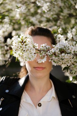 Doğaya yakınlık, çevreye duyarlılık. Doğaya bağlı kalmak, mutluluk, zihinsel sağlık sorunlarının azaltılması. Sakura çiçekli bir kadın..