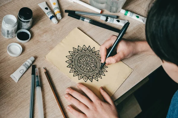 Farkındalık Renklendirme, farkındalık pratiği. Stres karşıtı sanat terapisi için yetişkin farkındalığı boyama sayfası. Çizim ve boyama stresi azaltır