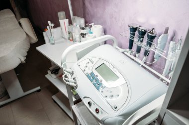 Çok işlevli 3 In 1 Cilt Temizleyici Mikroakım Yüz Temizleme, Ultrasonik Temizleme, Güzellik Salonunda Fonofor Güzellik Cihazı. Kropivnitskiy, Ukrayna, 20 Mart 2021