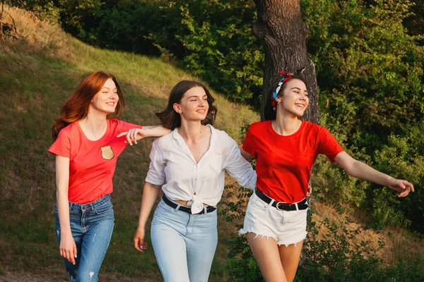 Gen z, amistad, unión. Tres amigas felices, chicas adolescentes disfrutando de su tiempo juntas y divirtiéndose en el fondo de la naturaleza. Retrato franco de tres amigas felices al atardecer de verano —  Fotos de Stock