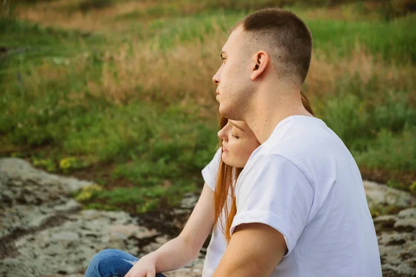 Amor, Luna de Miel, Romántico, unión, ternura, relación. Pareja feliz disfrutando el uno del otro en el fondo de la naturaleza. Pareja enamorada abrazándose y divirtiéndose afuera —  Fotos de Stock