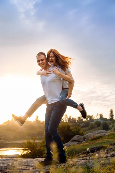 Amor, Luna de Miel, Romántico, unión, ternura, relación. Pareja feliz disfrutando el uno del otro en el fondo de la naturaleza. Pareja enamorada abrazándose y divirtiéndose afuera —  Fotos de Stock