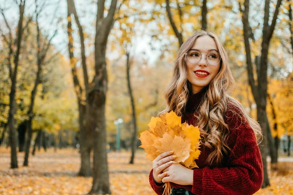 Aktiviteter för Happy Fall, Förbättra dig själv, Sätt att vara lycklig och hälsosam höst. Omfamna livet, lycka, glada vanor, Mindfulness, Hälsa och välbefinnande, egenmakt, Mindset i höst — Stockfoto