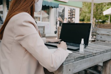 Veri gizliliği, veri refahı, yönetim, kişisel bilgi, dijital kimlik, dijital davranış, güvenlik sorunu, veri hijyeni, siber güvenlik. Kızıl saçlı kadın laptoptan veri girişi yapıyor