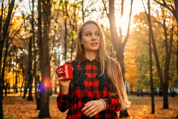 Vitamin D im Herbst und Winter. Vitamin D in der Frauengesundheit, Rolle von Vitamin-D3-Supplementen in der weiblichen Gesundheit. Junge Frau genießt Sonne im Herbst Natur Hintergrund — Stockfoto