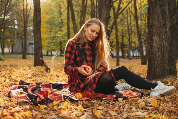 Herbst-Picknick-Ideen, freier Herbsttag, Solopicknick, Self Date, Dinge, die man selbst tun kann. Einsame junge Frau genießt das Leben im Herbstpark — Stockfoto