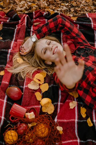 Пікнік, осінній вихідний, сольний пікнік, Self Date, Things to Do by Yourself. Самотня молода жінка, яка живе в осінньому парку. — стокове фото