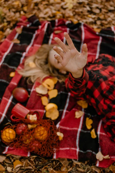 Пікнік, осінній вихідний, сольний пікнік, Self Date, Things to Do by Yourself. Самотня молода жінка, яка живе в осінньому парку. — стокове фото