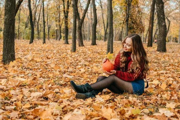 Zero Waste Fall Activities, Things to Do for Fall Season, Amigável para o meio ambiente, eco living. Aproveitando a temporada de outono. Jovem mulher bonita com xícara de café reutilizável descansando no outono parque. — Fotografia de Stock