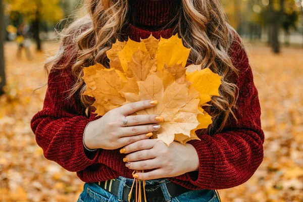 Gesichtsloses Porträt einer Frau mit Ahornblättern. Aktivitäten für einen glücklichen Herbst, Verbessern Sie sich selbst, Wege, glücklich und gesund zu sein Herbst. Umarme das Leben, Achtsamkeit, Wellness, Empowerment, Mindset im Herbst — Stockfoto