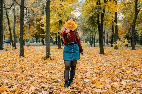 Ritratto senza volto di donna con foglie d'acero. Attività per Happy Fall, Migliora te stesso, Modi per essere felice e sano autunno. Abbracciare Vita, Consapevolezza, Benessere, Rafforzamento, Mindset in Autunno — Foto Stock