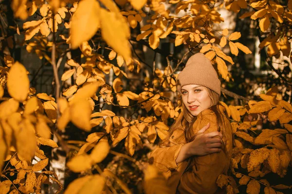 Feel-Good-Self-Care-Ideen für den Herbst, Herbst Self-Care-Aktivitäten, feiern die Herbstsaison. Junge schöne Frau genießt Herbstnatur und Sonne. — Stockfoto